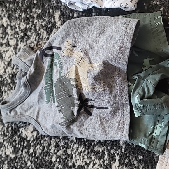 2 onsies, short outfit (never been worn), bottoms, 0-3 months - Picture 3 of 4